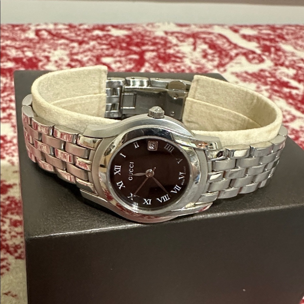Gucci Womens Silver Stainless Steel Black Dial Watch